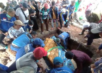 Tangis Keluarga dan Kerabat Warnai Pemakaman Almarhumah Titi Wati