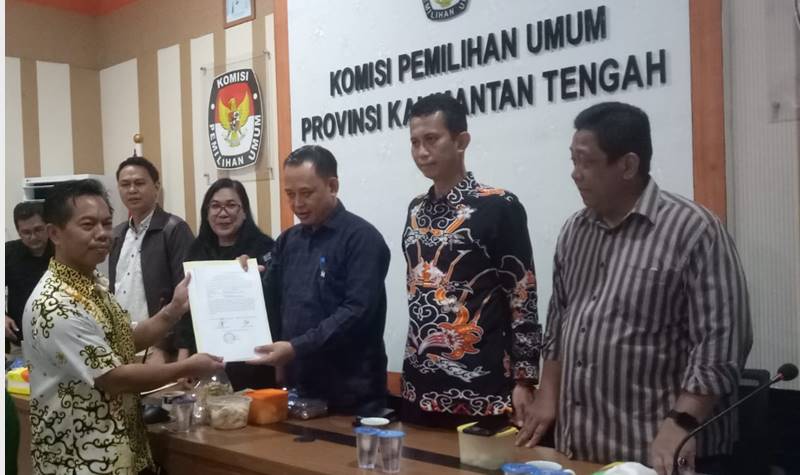Keterangan : KPU Kalteng saat menerima berkas perbaikan pendaftaran Bakal Calon Anggota DPD RI. (IST)