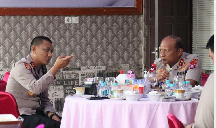 Kapolda Kalteng, Irjen Pol Nanang Avianto, pada saat berkoordinasi bersama Kapolres Barsel, AKBP Yusfandi Usman.