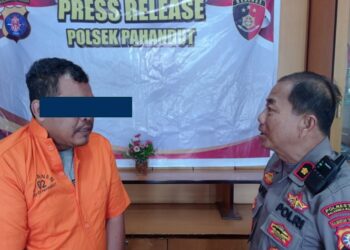 Kapolsek Pahandut, Kompol Saiful Anwar, pada saat menginterogasi pelaku.