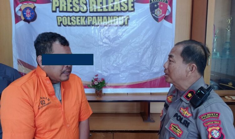 Kapolsek Pahandut, Kompol Saiful Anwar, pada saat menginterogasi pelaku.