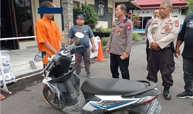 Teks Poto: Kapolsek Pahandut, Kompol Saiful Anwar, pada saat menginterogasi pelaku