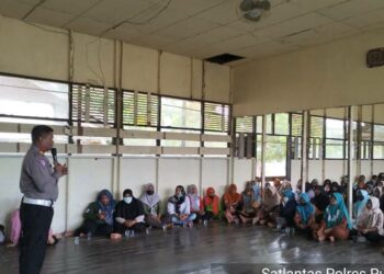 Keterangan Foto : Kasatlantas Polres Pulang Pisau AKP Suhermanto saat memberikan penyuluhan dan sosialisasi keselamatan berlalu lintas, Rabu (11/1/2023)