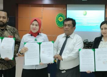 Ketua PBH Sahabat Hukum Bahalap Ornela Monty (kanan) foto bersama Ketua PN Sampit Febri Purnamavita (dua dari kiri)
