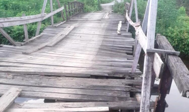 Jembatan Desa Bumi Rayu G4 Nyaris Ambruk