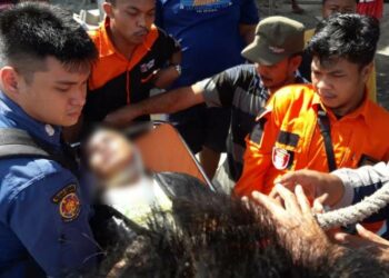 Tersengat Listrik Saat Bekerja, Buruh Bangunan Nyaris Tewas Kaltengtoday.com, Palangka Raya - Seorang buruh bangunan berinisial YO (43) nyaris tewas, usai tersengat listrik bertegangan tinggi, pada saat bekerja di sebuah bangunan di Jalan Rajawali Induk, Kelurahan Bukit Tunggal, Kecamatan Jekan Raya, Kota Palangka Raya, Rabu (4/1/2023). Kepala Seksi Pengendali Operasi dan Komunikasi Penyelamatan, Bidang Penyelamatan, Dinas Pemadam Kebakaran dan Penyelamatan Kota Palangka Raya (DPKP) Kota Palangka Raya, Sucipto mengatakan, peristiwa berawal pada saat korban tengah bekerja dan memegang besi di lantai dua bangunan tersebut. "Korban ini membelakangi kabel PLN, tiba-tiba besi yang dipegangnya menyentuh kabel PLN dan korban tersetrum listrik," katanya, usai melakukan evakuasi. Beruntung, besi yang dipegang korban dapat terlepas sehingga korban terjatuh ke lantai dan terbujur lemas. Rekan korban yang pada saat itu berada di lokasi kejadian, bergegas membantu korban dan melaporkan peristiwa tersebut ke DPKP Kota Palangka Raya. "Kondisi korban lemas dan di bagian kaki korban terdapat luka bakar akibat tingginya tegangan listrik," ucapnya. Kemudian, lanjut Sucipto, korban dievakuasi dari bangunan berlantai dua tersebut menggunakan tandu yang diikat tali dan dibawa ke Rumah Sakit. "Dalam 20 menit korban berhasil dievakuasi ke rumah sakit Betang Pambelum, untuk mendapatkan pertolongan medis. Karena memang kondisi korban lemas," pungkasnya.