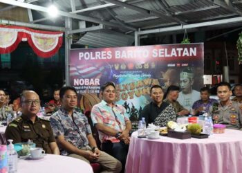 Para pejabat Polres Barsel dan Forkopimda sedang menikmati pagelaran wayang orang (ist)