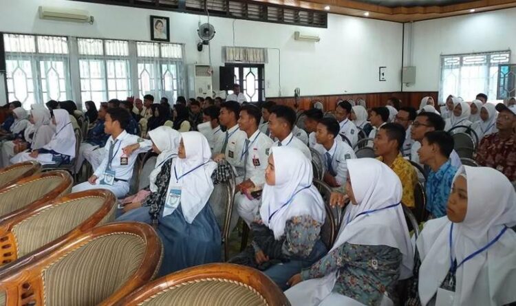 Para siswa di Sampit saat mengikuti sebuah acara baru-baru ini