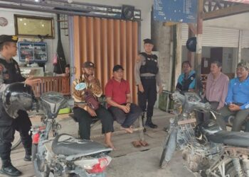 Personel Polsek Katingan Tengah ketika melakukan sosialisasi larangan aktivitas penambangan ilegal, Minggu (15/1/2023)