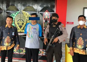 Teks Poto: Personel Satsamapta Polresta Palangka Raya, pada saat mengawal napi Lapas Kelas IIA Palangka Raya.
