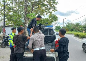 Petugas Satlantas Polresta Palangka Raya mengevakuasi kendaraan yang terlibat kecelakaan di ruas Jalan Hiu Putih, kemarin