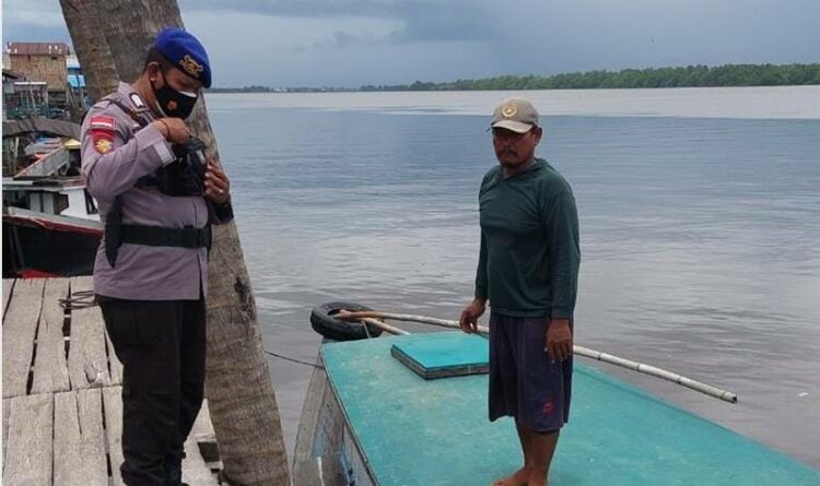 Polairud Polres Katingan menegur nelayan di desa Pagatan, Selasa (10/1/2022).