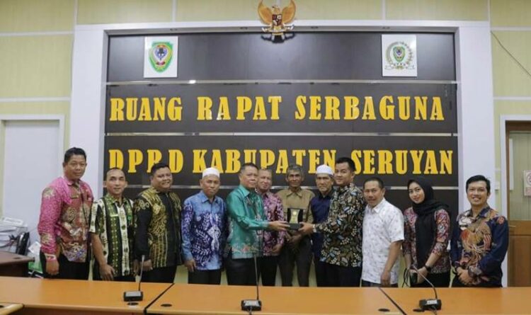 Rombongan Komisi II DPRD Kabupaten Hulu Sungai Selatan, Provinsi Kalsel saat mengunjungi DPRD Seruyan