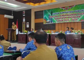 Sekda Katingan Pransang ketika memberikan paparan dalam konsultasi publik rencana pembangunan daerah, Senin (17/1/2023).
