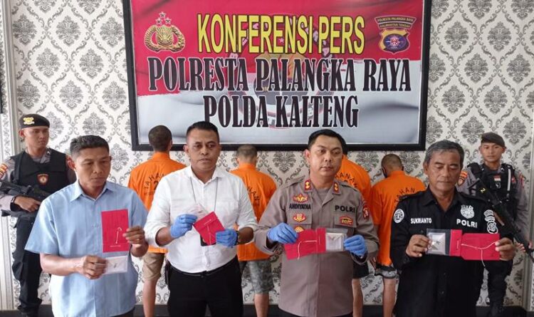 Teks Poto: Wakapolresta Palangka Raya, AKBP Andiyatna, pada saat menunjukkan barang bukti narkotika