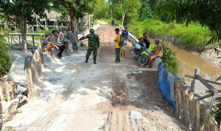 Warga Kelurahan Marang, pada saat bergotong royong melakukan perbaikan jalan