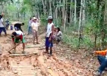 Sering Becek dan Rusak, Warga Desa Bangkirayen Gotong Royong Perbaiki Jalan Usaha Tani