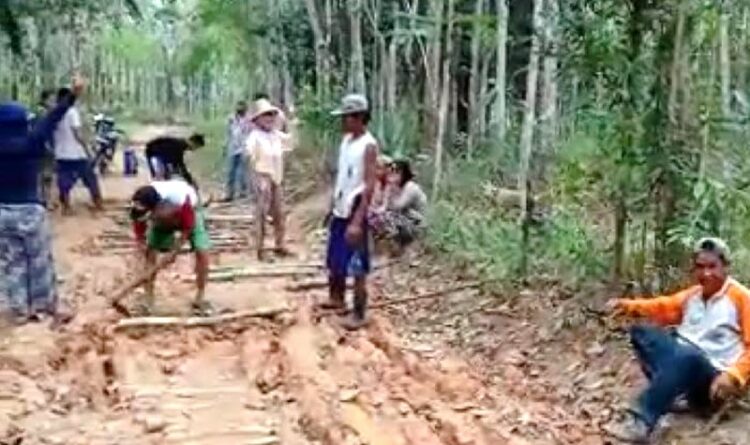 Sering Becek dan Rusak, Warga Desa Bangkirayen Gotong Royong Perbaiki Jalan Usaha Tani