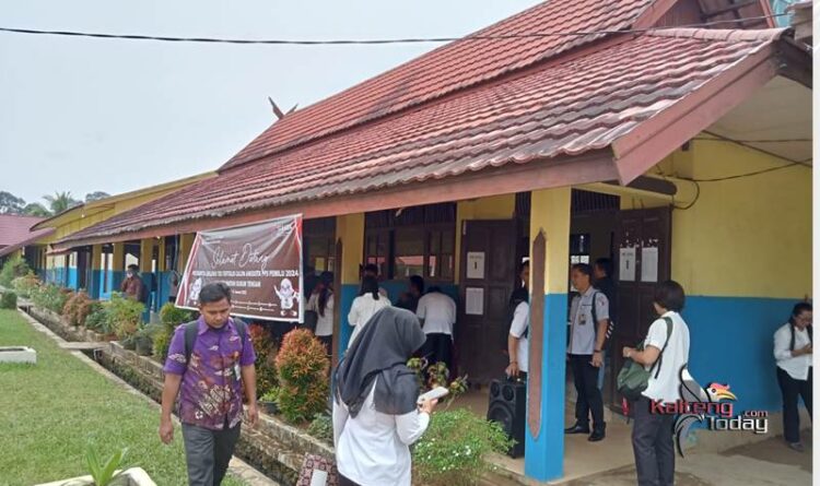 Caption ; para peserta tes calon anggota PPS dari 8 desa dan 1 kelurahan di Kec Dusun Tengah tadi, pkl.11.00 WIB di SMPN 1 Dusteng (foto : Agus Prasetyo)