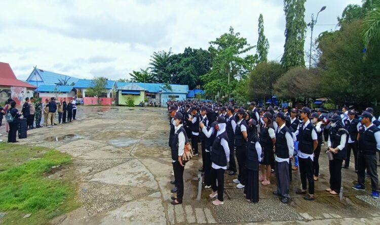 Ket foto:188 orang Pantarlih Kecamatan Selat Melaksanakan apel siaga di halaman Bukit Ngalangkang.