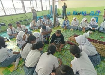 Puluhan Siswa SMAN 1 Selat di Ajari Anyaman Purun