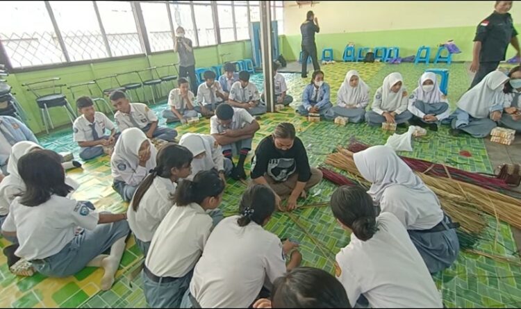 ket foto: 40 Siswa SMAN Selat Kabupaten Kapuas diberikan pelatihan Industri anyaman purun.