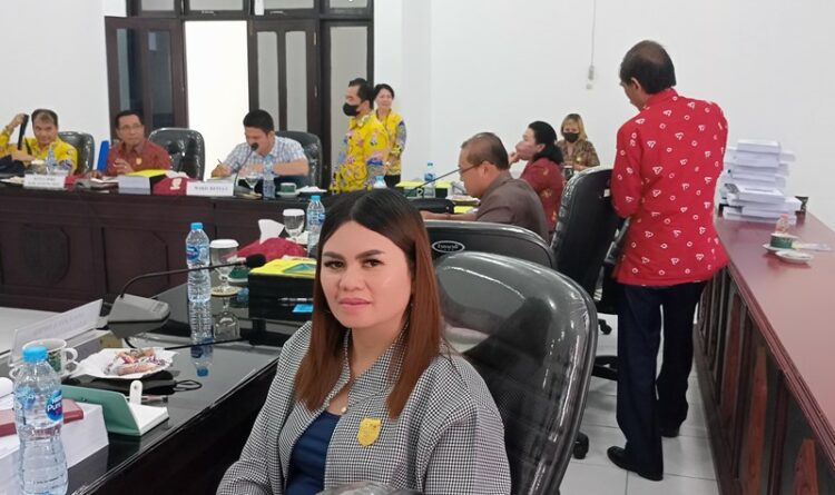 Foto : Anggota DPRD Gumas Dewi Sari bersama dewan lainnya ketika ikuti rapat degar pendapat di ruang sidang, belum lama ini.
