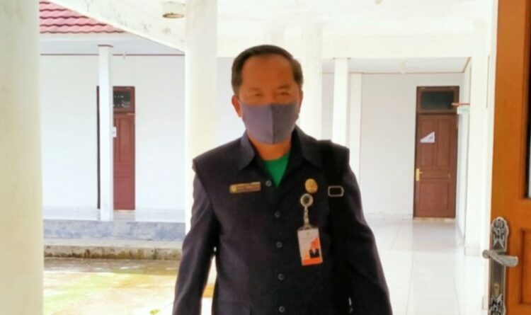Anggota DPRD Gumas Polie L Mihing sedang memasuki ruang rapatbdi gedung dewan setempat, belum lama ini.