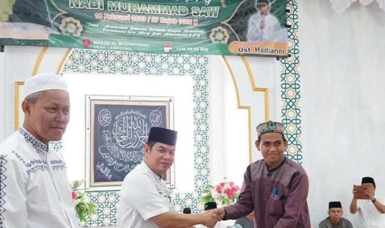 Caption ; Bantuan berupa uang tunai yang diterima oleh pengurus masjid Al Musyahadah Desa Lampeong (foto ; ist)