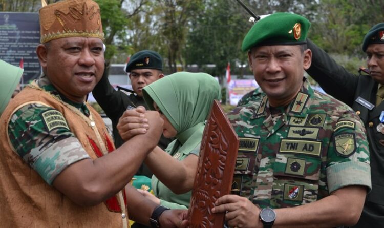 Teks Poto: Brigjen TNI Yudianto Putrajaya bersama Brigjen TNI Bayu Permana, usai melaksanakan sertijab