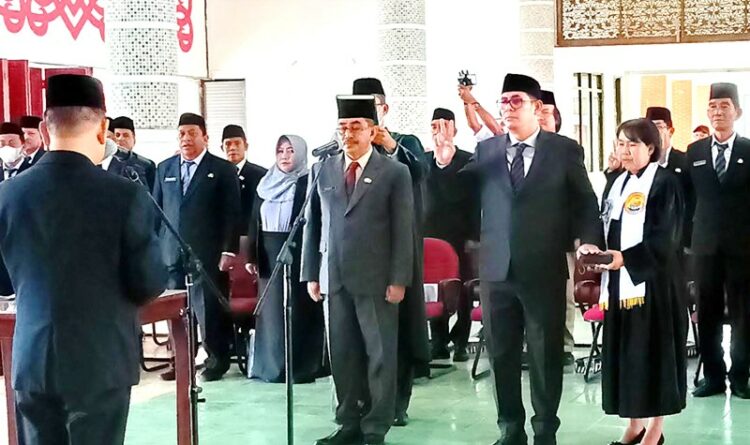 Ben Melantik dan Mengambil Sumpah Janji 30 Pejabat di Lingkup Pemkab Kapuas