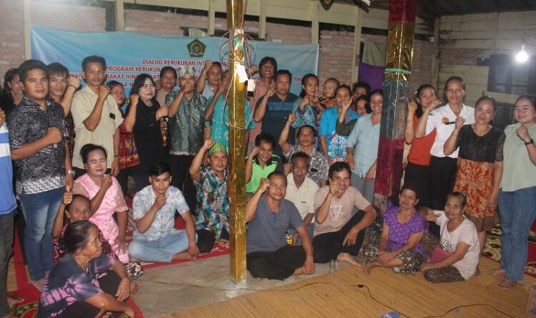 Foto Kabid Bimas Hindu, Dra. Sisto Hartati,M.Si saat bersama Umat Hindu di Desa Hayaping, Kab. Bartim