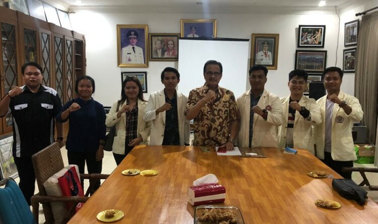 Foto PD KMHDI Kalteng saat bertemu dengan Bpk. Agustin Teras Narang, Anggota DPD RI