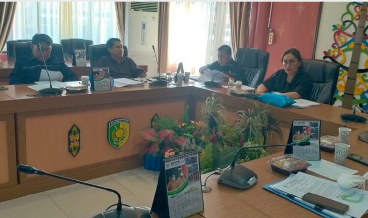 Teks Poto: Jajaran DPKP dan DPRD Kota Palangka Raya, pada saat membahas hasil evaluasi Perda dari Pemprov Kalteng