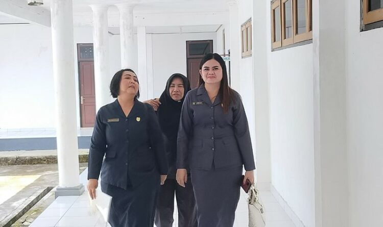 Kalangan DPRD Gumas Dewi Sari, Iceu dan Siti Hilmiah sedang ingin memasuki ruangan rapat di gedung dewan setempat, belum lama ini.