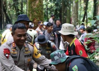 Caption ; Kapolres Bartim AKBP Viddy Dasmasela turun langsung ke lapangan dalam upaya pencarian korban (foto : ist)