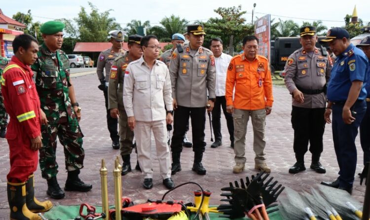 Kapolres Katingan AKBP I Gede Putu Widyana bersama pemerintah daerah dan TNI ketika melakukan pengecekan sapras karhutla, Kamis (2/1/2023