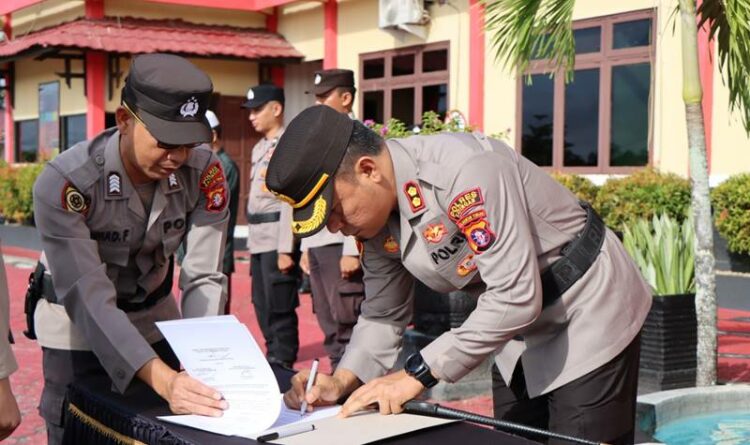 Kapolres Katingan AKBP I Gede Putu Widyana melakukan serah terima jabatan Kapolsek Tasik Payawan di Mapolsek setempat, Rabu (1/2/2023).