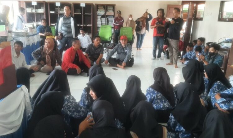 Foto// Ketua DPRD Seruyan, Zuli Eko Prasetyo bersama anggota DPRD Seruyan lainnya, mendengarkan langsung keluhan siswa terkait tenaga guru jarang melaksanakan tugas