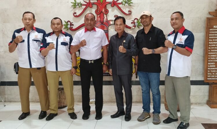 ket foto: Ketua Komisi 4 Syarkawi H Sibuh dan Bendi usai menerima pengurus KONI Kapuas.