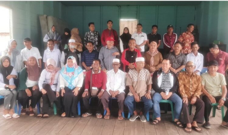 Foto// Ketua dan Anggota DPRD Seruyan Dapil I saat menggelar pertemuan bersama warga Desa Tanjung Rangas saat kunjungan reses belum lama ini
