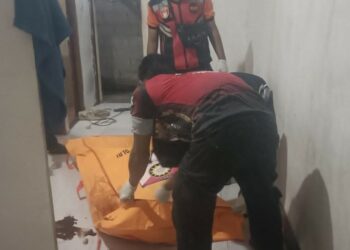Teks Poto: Korban pada saat dievakuasi dari dalam kos nya