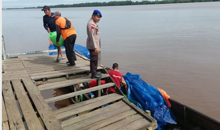 Personil Polairud Polres Katingan ketika melakukan patroli pada area nelayan, Sabtu (18/2/2023).