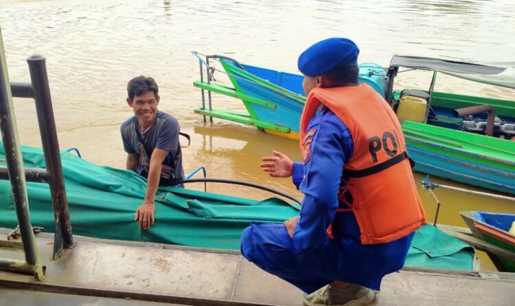 Foto : Polairud Polres Katingan ketika memantau dan mengawasi area perairan sungai Katingan, Jumat (17/2/2023)