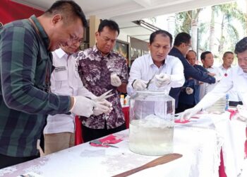 Teks Poto: Proses pemusnahan sabu di Polda Kalteng