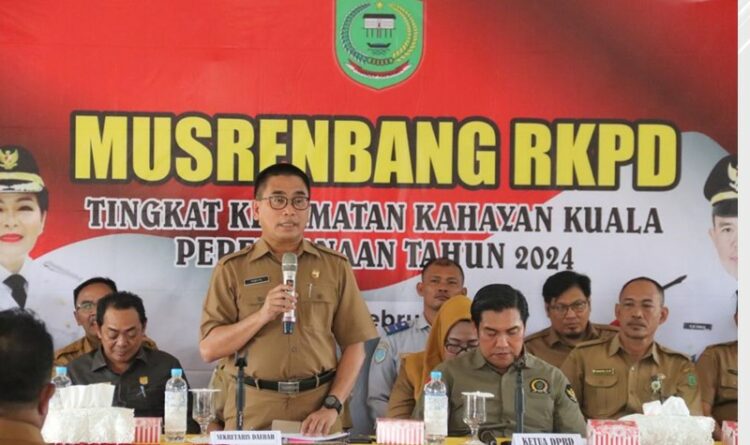 Keterangan Foto: Sekda Pulang Pisau Tony Harisinta saat memimpin Musrembang tingkat Kecamatan Kahayan Kuala, Selasa (7/2/2023).