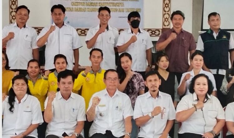 MEMBUKA : Sekretaris Dinsos Kabupaten Gumas Doni Rasa sedang membuka kegiatan sosialisasi di aula Kantor Kecamatan Kurun, Rabu (15/2).