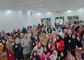 Keterangan : Suasana kebersamaan M.Syauqie dan para pengusaha pemula di Palangka Raya. (Mulia Gumi)