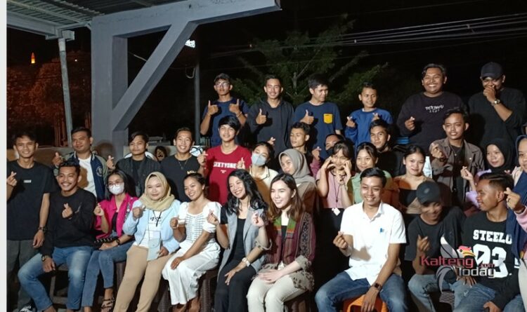 Keterangan : Suasana kegiatan Ngopi bersama Bella Brittani Bahat dan Teffila Miryan Indra Putri serta Pemuda hingga Mahasiswa Palangka Raya. (Mulia Gumi)