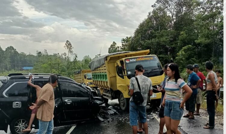 RINGSEK: Tampak mobil dan truk mengalami ringsek berat dan ringan usai adu kuat di Jalan Kurun Palangka Raya, Sabtu (18/2) sore.